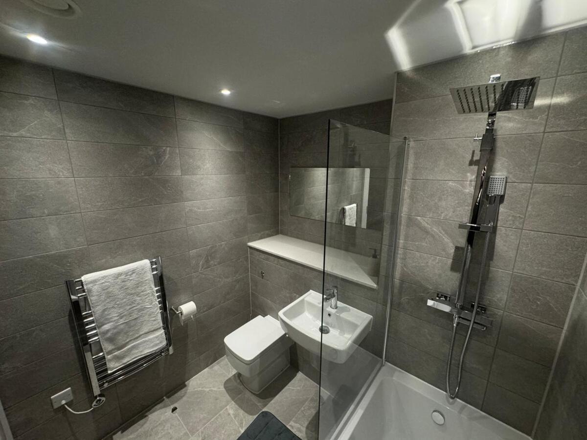 Modern 2-Bedroom Apartment In Heart Of Ливърпул Екстериор снимка