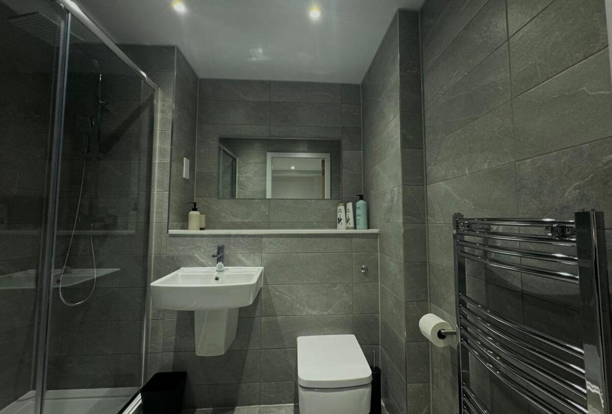 Modern 2-Bedroom Apartment In Heart Of Ливърпул Екстериор снимка
