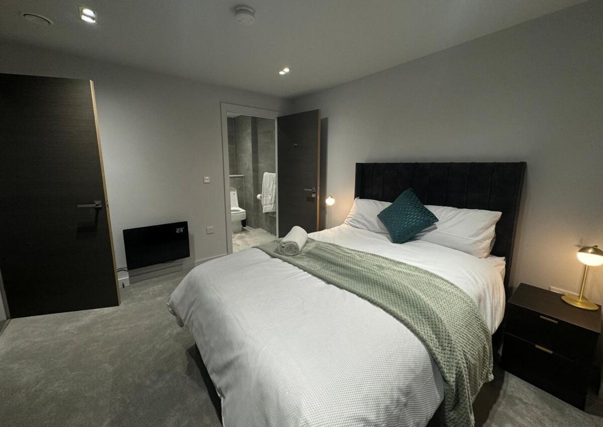 Modern 2-Bedroom Apartment In Heart Of Ливърпул Екстериор снимка