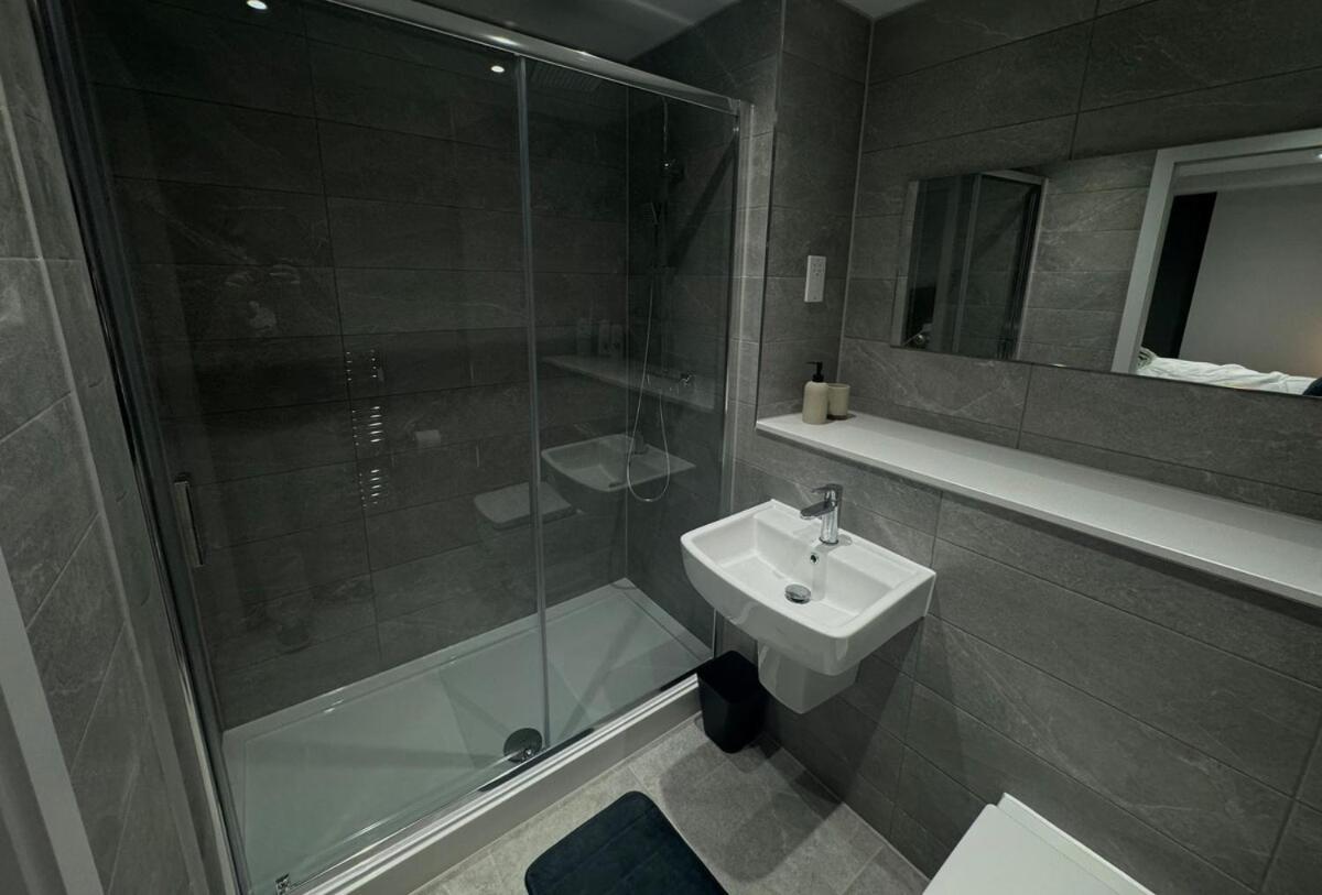 Modern 2-Bedroom Apartment In Heart Of Ливърпул Екстериор снимка