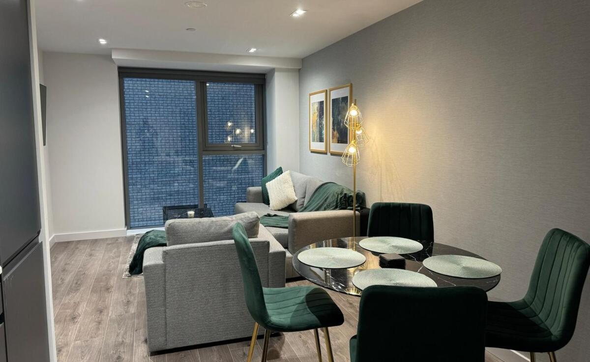 Modern 2-Bedroom Apartment In Heart Of Ливърпул Екстериор снимка
